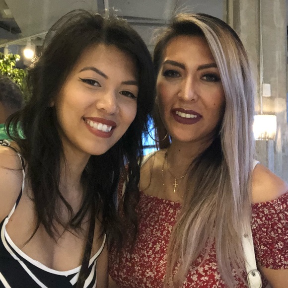 Meet your Poshers | Michelle & Sharon - Picture 3 of 6